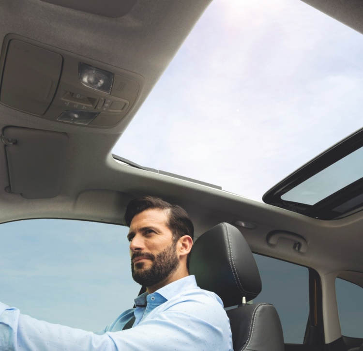 Suzuki Vitara sunroof lets in extra light and air for driving freedom